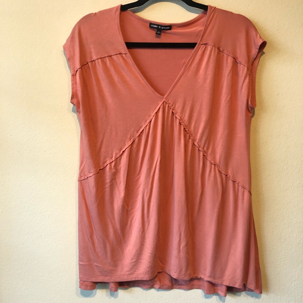 Cable and Gauge Vneck peachish short sleeve top